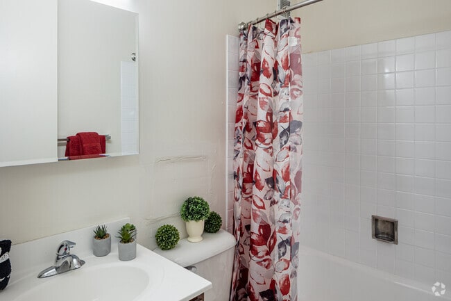 3BR, 1BA - 1050SF - Bathroom