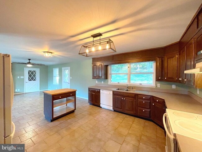 Photo - 10960 Earnshaw Ln