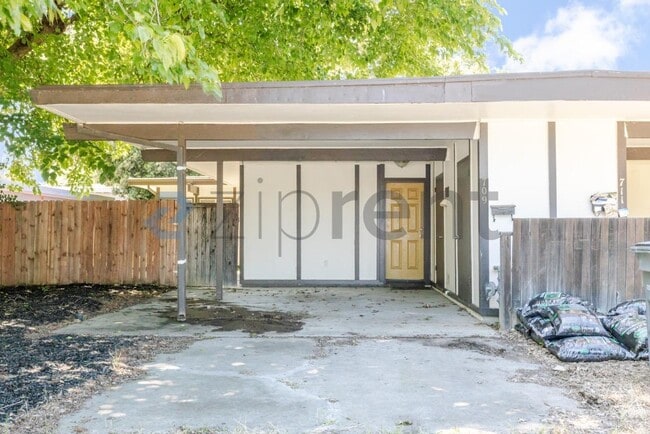 Building Photo - Unit