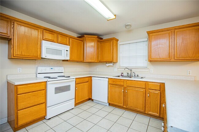 Photo - 908 SW Cheyenne Dr