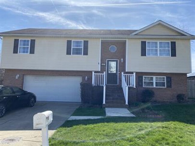 Lovely 4 Bedroom 3 Bath home in Hurricane WV - Lovely 4 Bedroom 3 Bath home in Hurricane WV