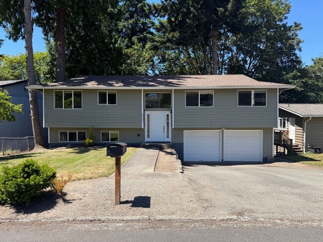Building Photo - Wonderful 4 Bedroom, 3 Bath Home in Federal Way with Double Balconies and Family Room!