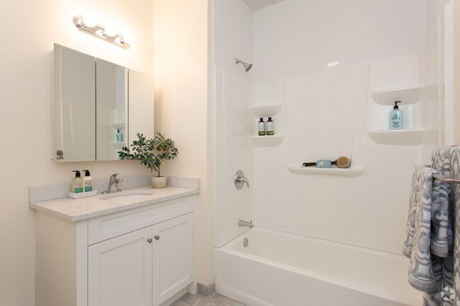 Baños actualizados para mayor comodidad - Bristol Master Tenant