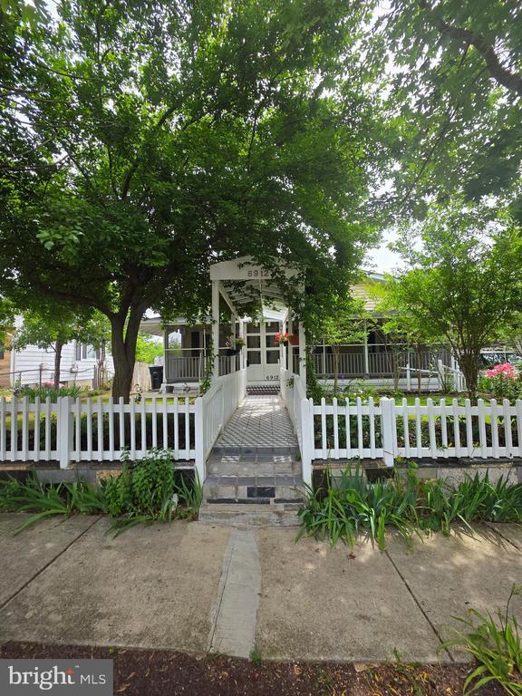 Photo - 6912 Furness Ave