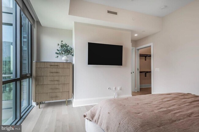 Photo - 7887 Jones Branch Dr Unidad 803