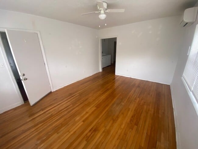 Photo - 2136 College St