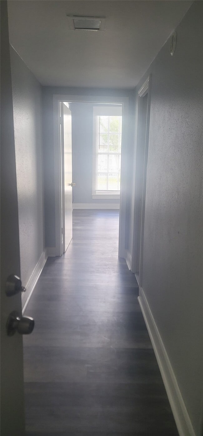 Building Photo - 800 Travis St Unit Pecan