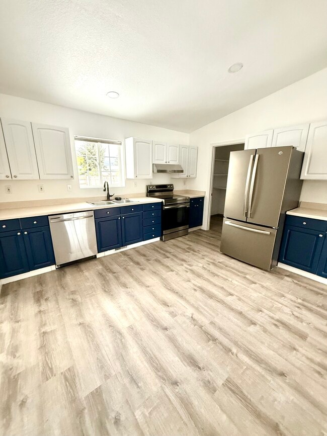 kitchen with new appliances - 370 E 1st N