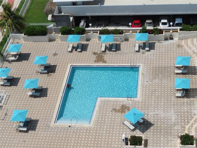 Building Photo - 5701 Collins Ave Unit 1606