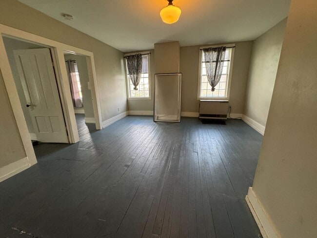 8-10 Conant Sq - 8-10 Conant Sq Unit Apt 1