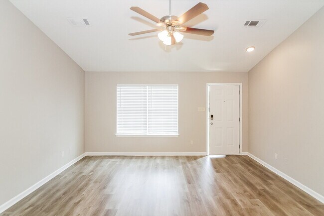 495 Oakland Hills Dr