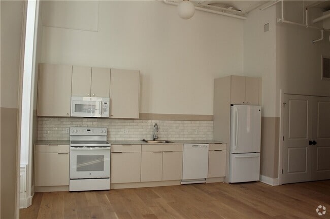 Building Photo - 30 W Broad St Rental