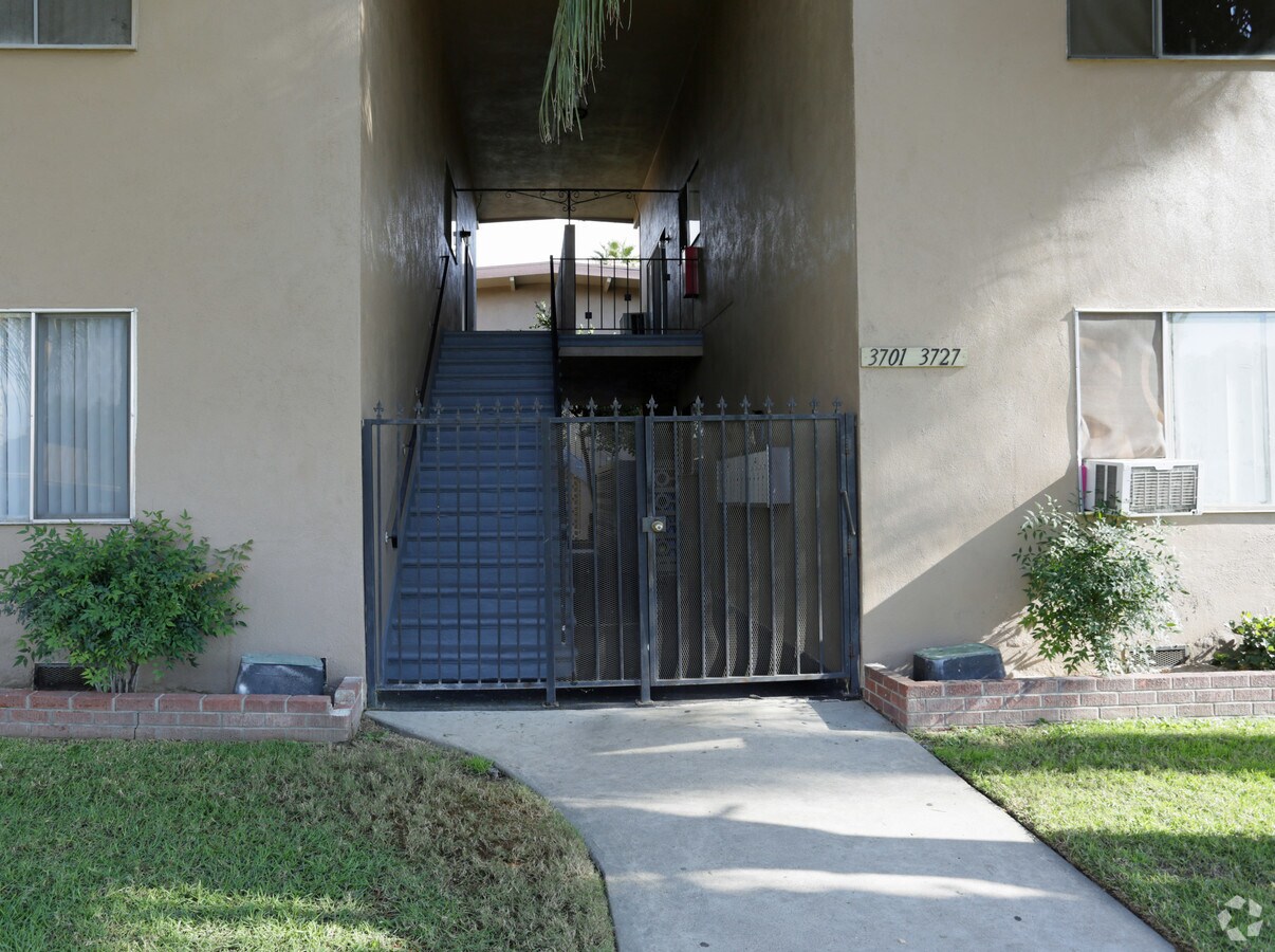 Photo - Genevieve Apartments