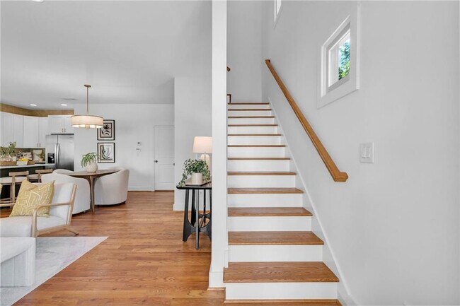 Photo - 976 Dunning St SE