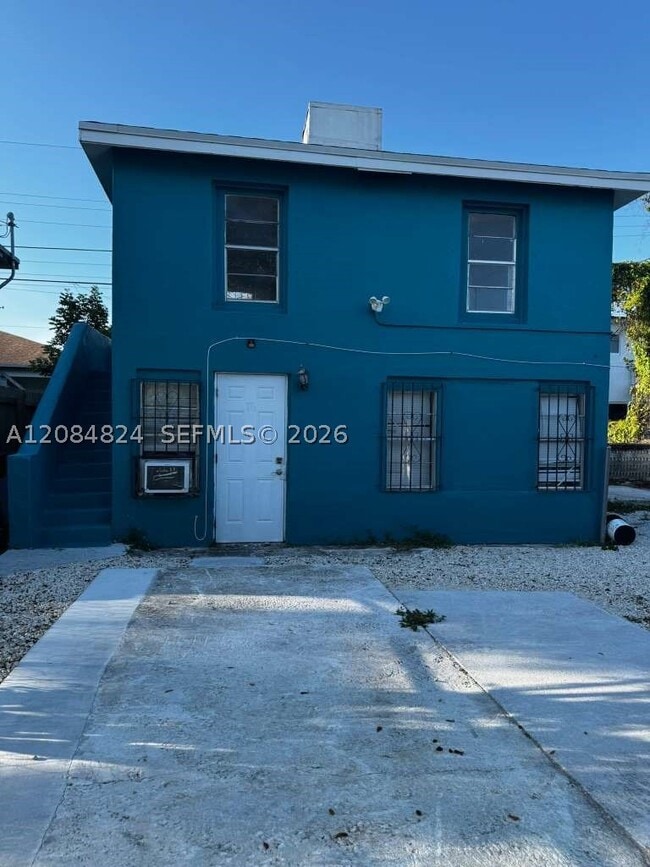 Building Photo - 1121 NW 40th St Unit 3