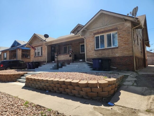 Building Photo - Bright & Updated 3-Bedroom Upper Unit 1477- A