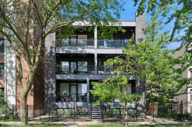 Building Photo - 4932 N Kenmore Ave Unit 2N Rental