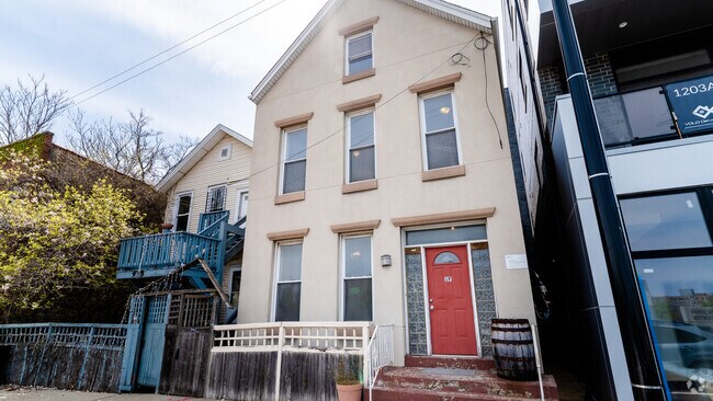Building Photo - 942 N Elston Ave Unit 2R Rental