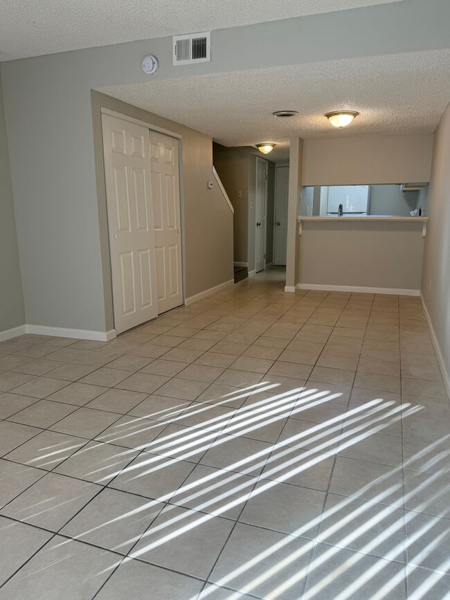 Photo - 861 Nutmeg Pl