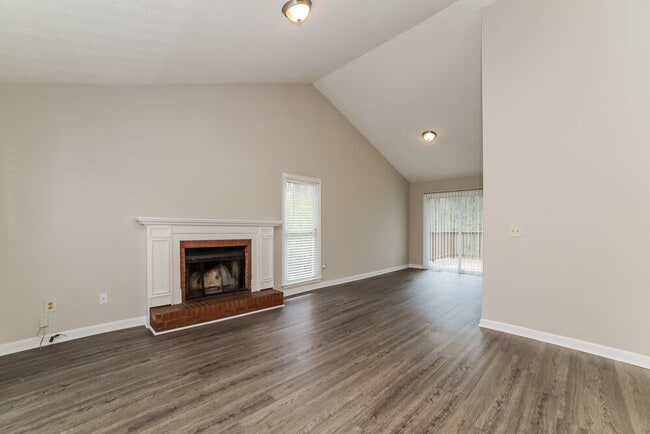 Photo - 3106 Calumet Cir NW