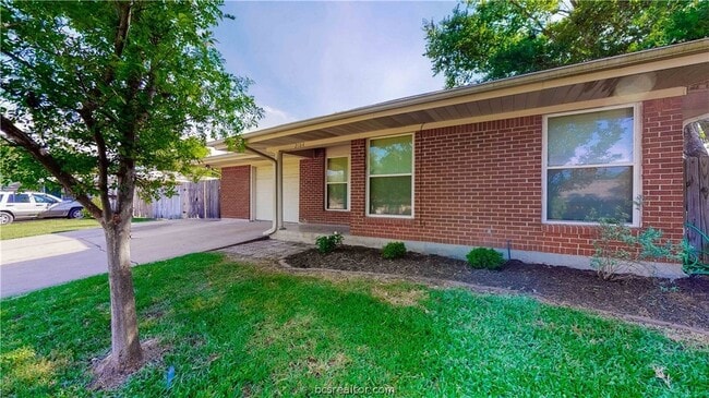 Photo - 2104 Elmwood Dr
