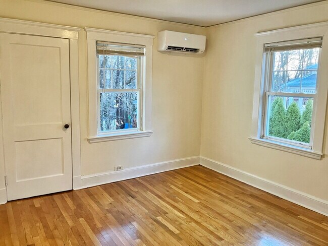 Photo - Available NOW! 1 BED 1 BATH in prime Quincy location! Unidad 1R