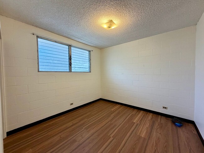 Photo - Punchbowl: 3 Bed, 1.25 Bath Apartment with 3 Tandem Parking Spots