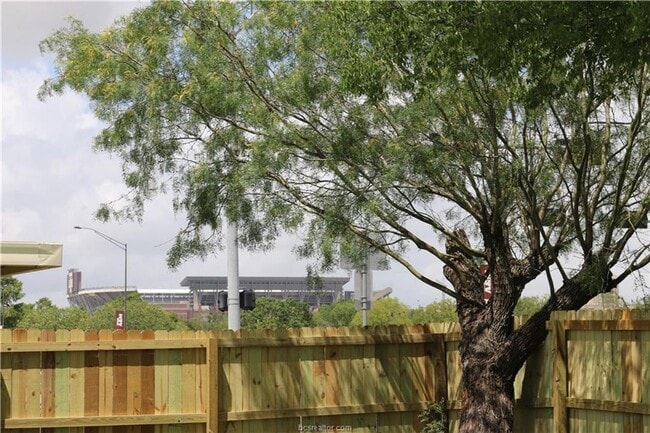 Photo - AUGUST PRE-LEASE!! 4 bed, 3 bath house on ...