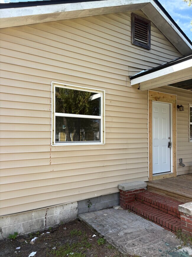 Photo - 617 W 41st St