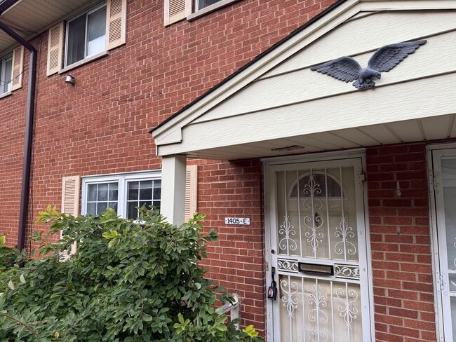Building Photo - 1405 W Touhy Ave Rental