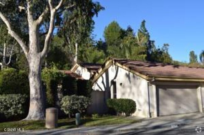 Building Photo - This is a lovely 2 bedroom, 1 1/2 bathroom... Rental