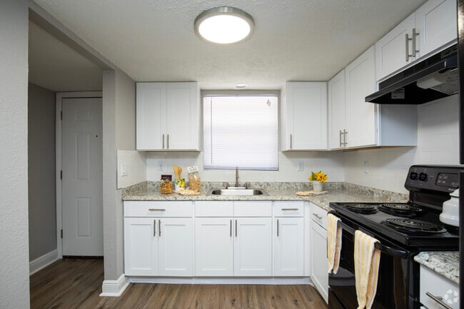 Building Photo - Uptown Apartments