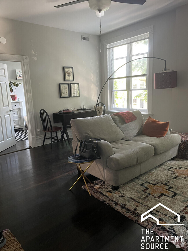 Building Photo - 1446 W Fletcher St Unit 2R Rental