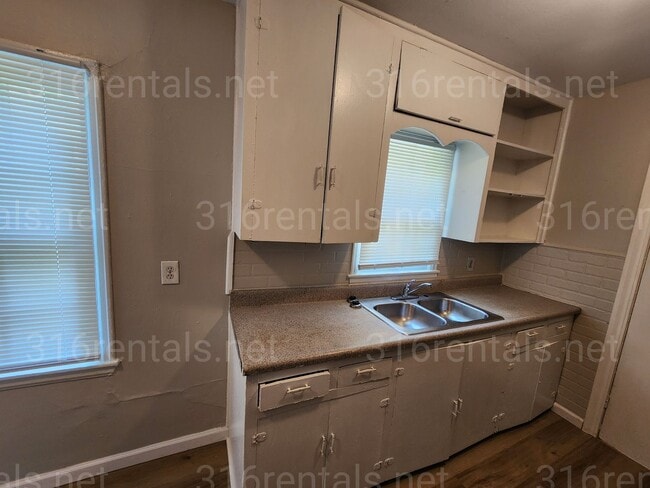 Photo - $950 - 3 bedroom / 1 bathroom - Single Fam...