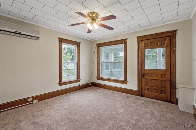 Photo - 115 W 1st St S