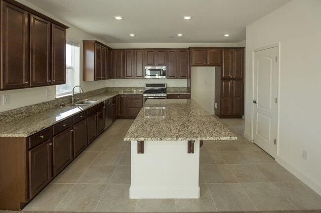 Photo - 4 bedroom, 2.5 bathroom home in Golden Valley.  washer/dryer/refigerator included