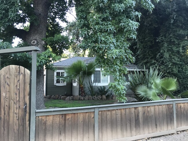 Cute 3 bedroom with central air conditioni... - Cute 3 bedroom with central air conditioni... House