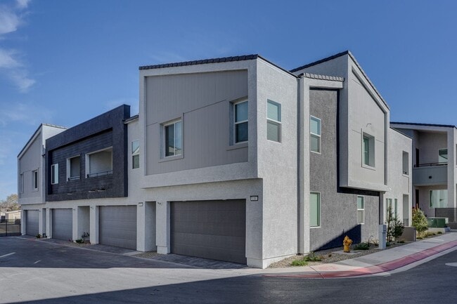 Building Photo - Modern Townhome Living in Henderson’s Historic Water District!