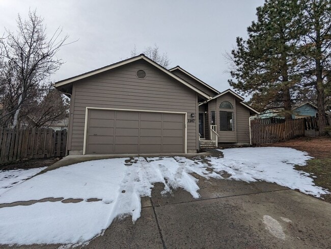 Building Photo - Charming 3x2 on Cul-de-sac with a double-car garage and fenced backyard near Hollinshead Park in ...