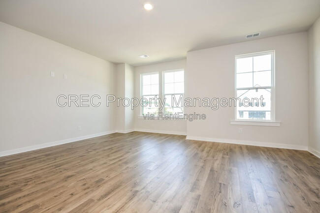 Photo - 596 Scholar Way