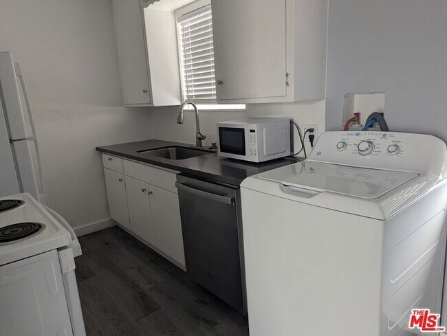 Photo - 901 W 64th St Unidad 3