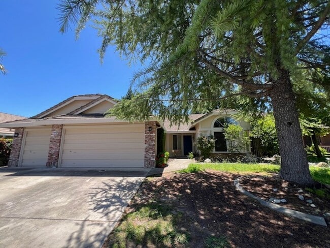 Building Photo - BEAUTIFUL HOME WITH POOL IN ROSEVILLE!