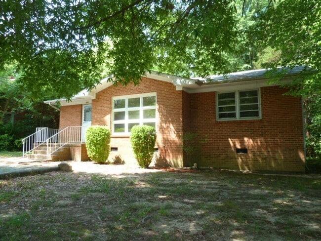 Photo - 3br house w/ yard, off-street parking, woo...