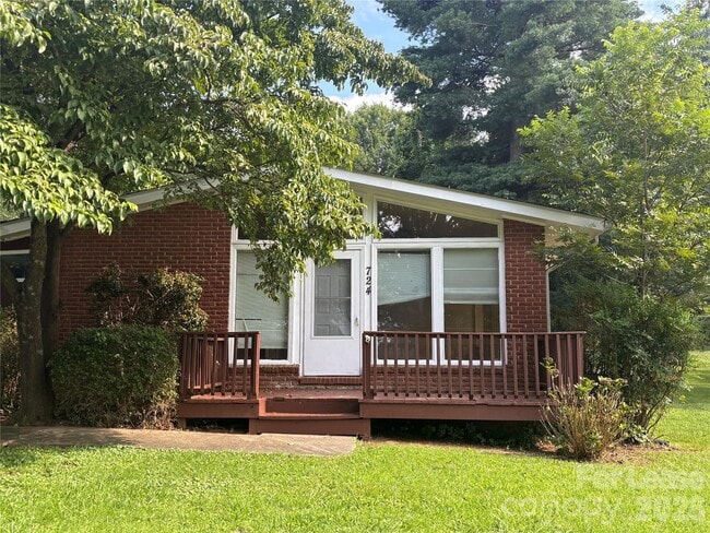 Building Photo - 724 Oakdale Dr