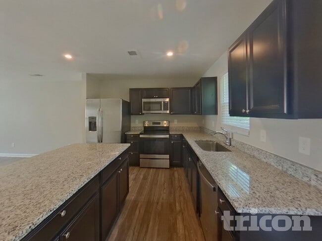 Photo - 979 Sequoia Dr