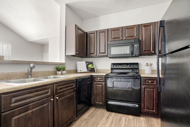 C243030_VerandaAtCenterField_3b2bROI_Kitchen_01
