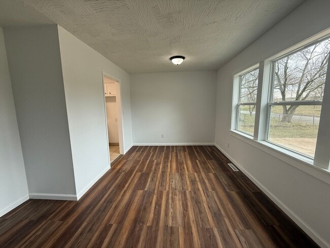 Photo - 4 Bedroom 2 Bathroom House Available NOW!