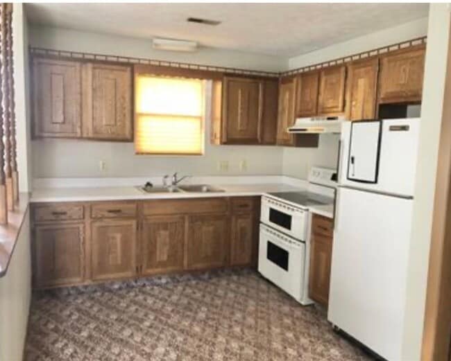 Building Photo - 5372 Big Tyler Rd Unit B - Back Upstairs Left