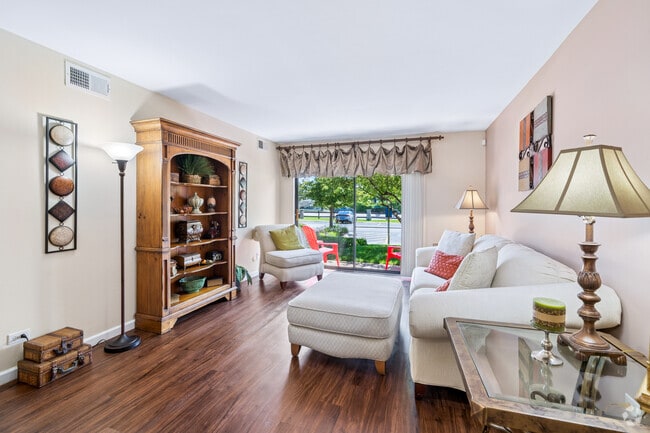 1A 1BR, 1BA - 650SF - Living Room