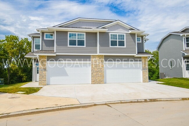 FALL RENT SPECIAL 4 Bdrm 3.5 Bath Townhome... - FALL RENT SPECIAL 4 Bdrm 3.5 Bath Townhome...